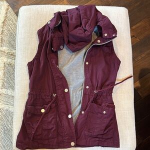 ✅YMI Maroon/Burgundy hooded zip & button vest, sz small, good condition